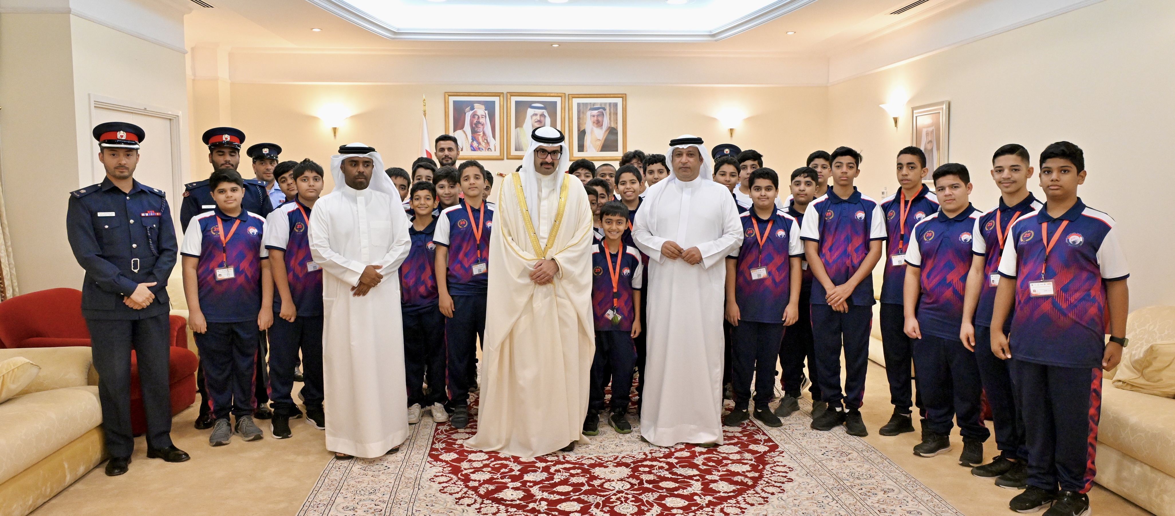 سمو محافظ الجنوبية يستقبل عدداً من طلبة المعسكر الصيفي للأكاديمية الملكية للشرطة<